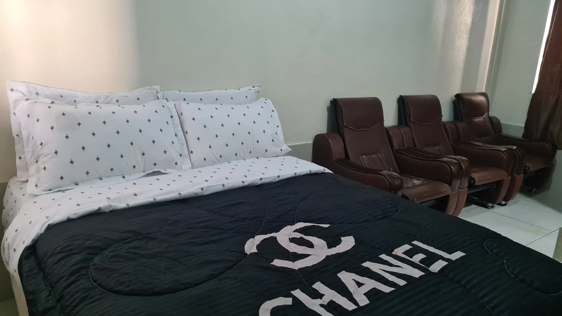 Deluxe en-suite room at Classy Lodge